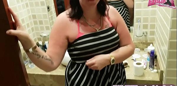 Deutsche exfreundin macht blowjob im badezimmer und schluckt sperma